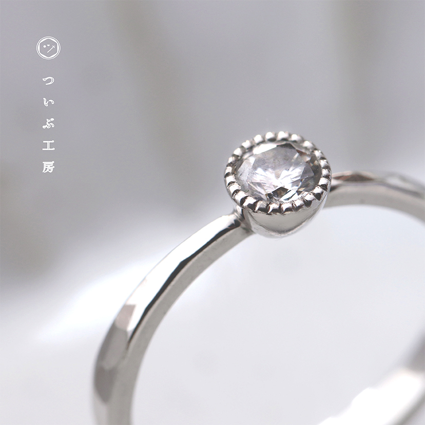 ミル留めでかわいらしい印象の婚約指輪