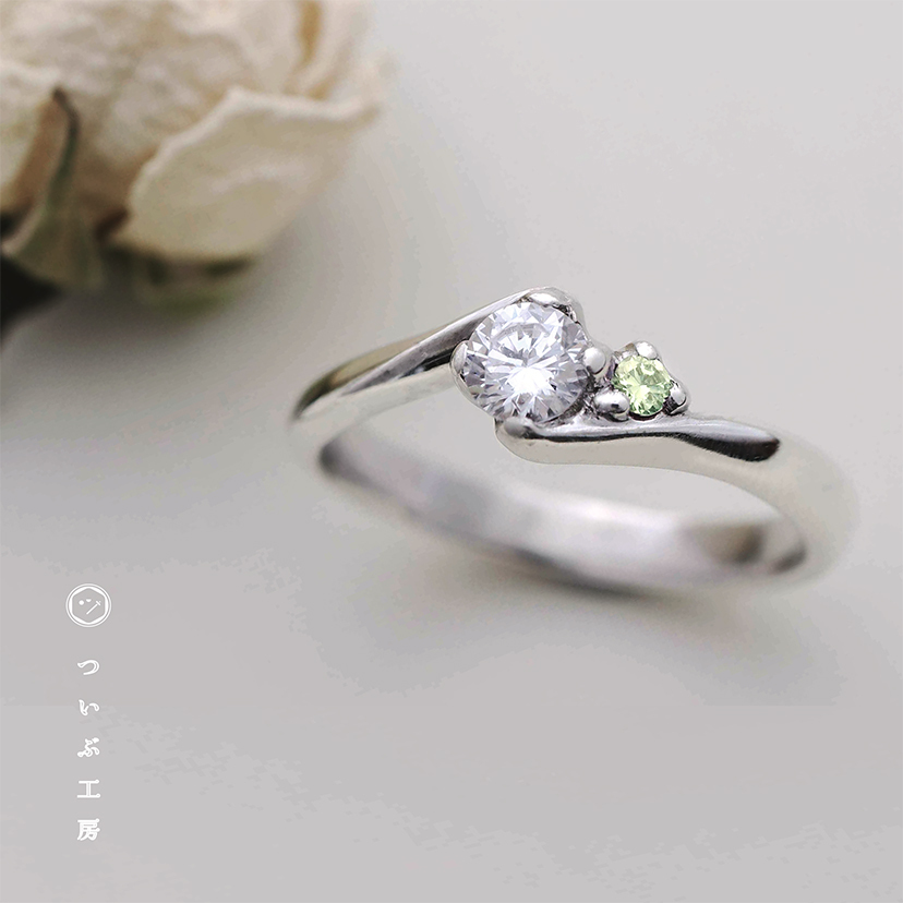 サイドにペリドットを留めた婚約指輪