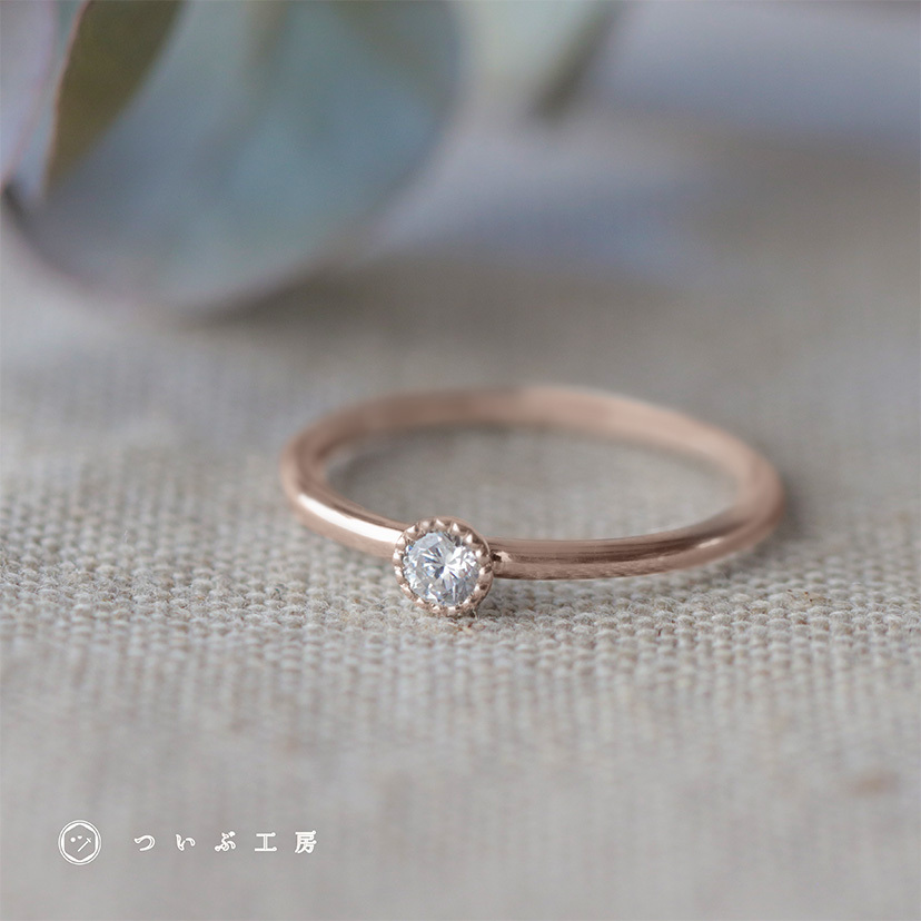 小さなのダイヤのピンクゴールドの婚約指輪