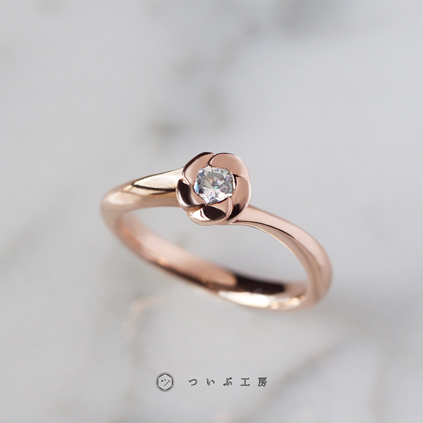 一輪の花をモチーフにした婚約指輪