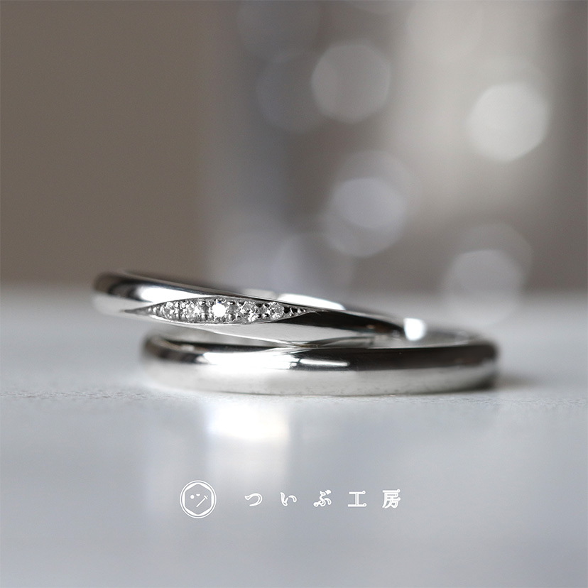 シンプルな形にパヴェセッティングの結婚指輪