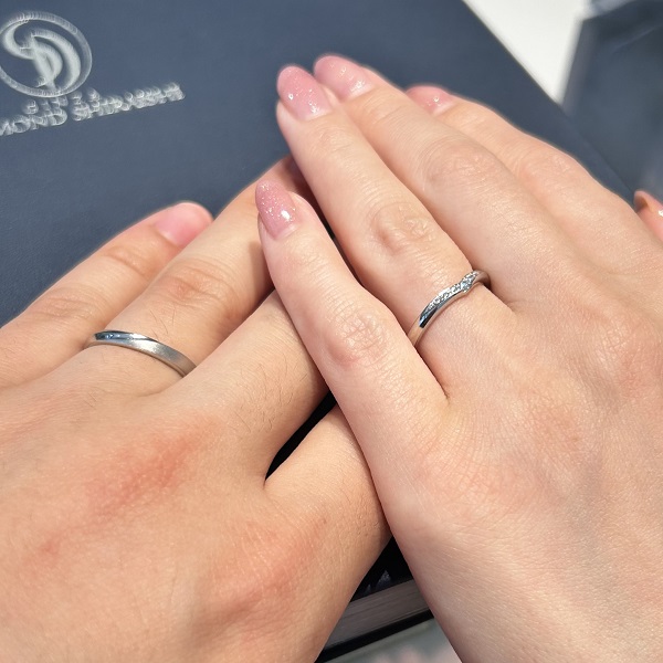 銀座ダイヤモンドシライシ 静岡本店_試着写真（結婚指輪・婚約指輪）