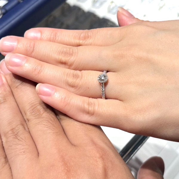 銀座ダイヤモンドシライシ 新宿本店_試着写真（結婚指輪・婚約指輪）