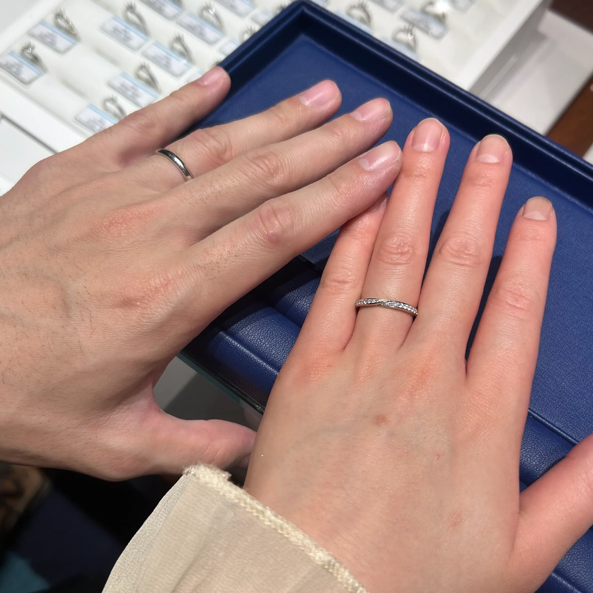 銀座ダイヤモンドシライシ 大宮店_試着写真（結婚指輪・婚約指輪）