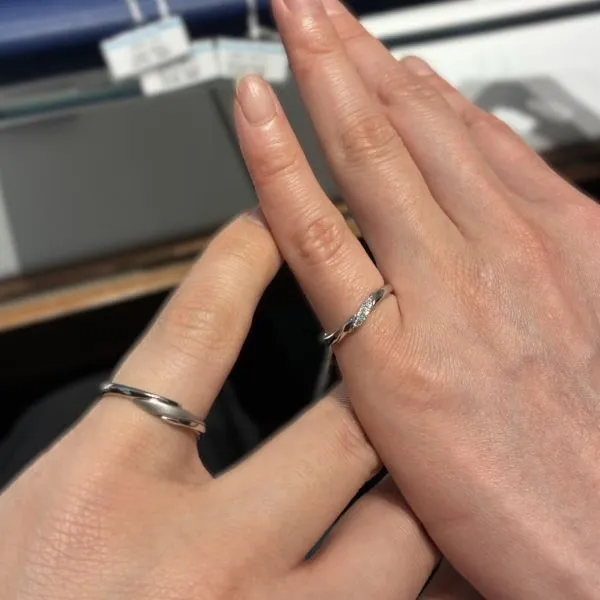 銀座ダイヤモンドシライシ 横浜ランドマークプラザ店_試着写真（結婚指輪・婚約指輪）