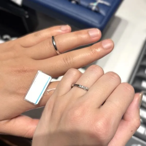 銀座ダイヤモンドシライシ イオンモール岡崎店_試着写真（結婚指輪・婚約指輪）