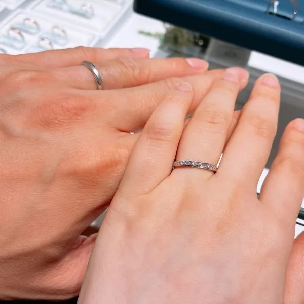 銀座ダイヤモンドシライシ 銀座並木通り本店_結婚指輪・婚約指輪試着写真