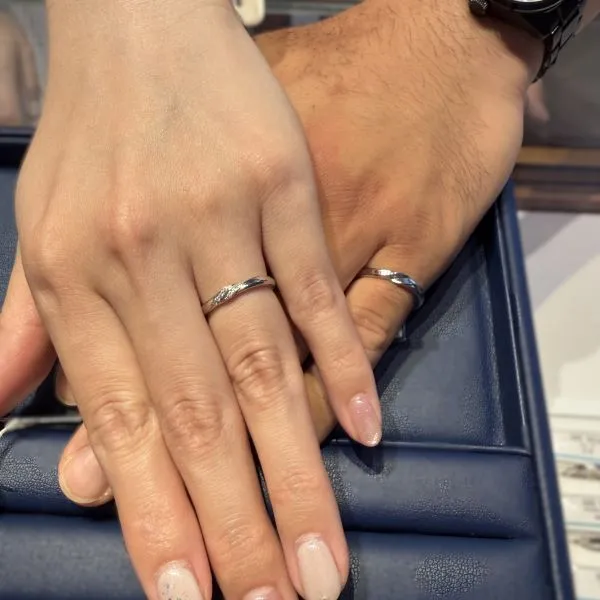 銀座ダイヤモンドシライシ 銀座本店_結婚指輪・婚約指輪試着写真