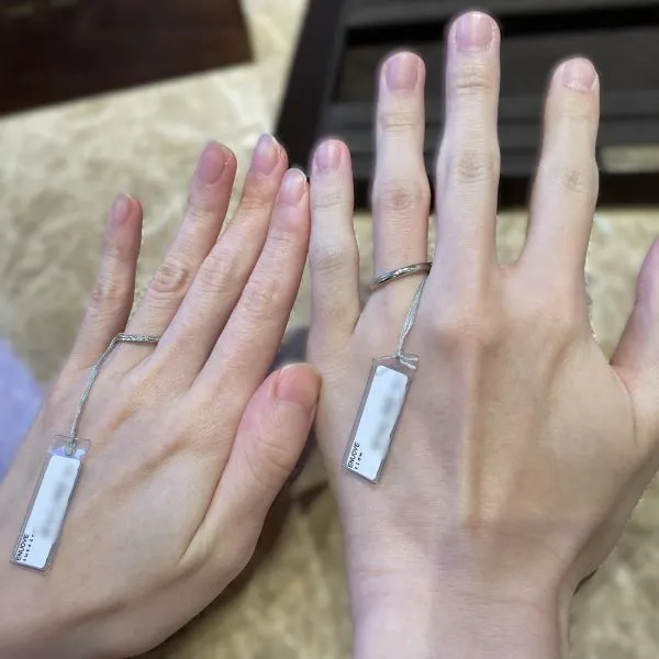 ビジュピコ銀座_結婚指輪・婚約指輪試着写真